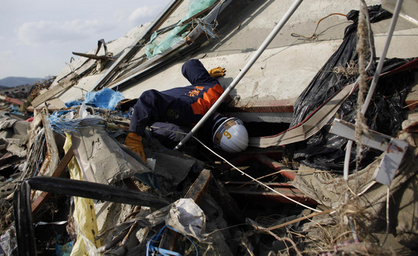 Japan races to find tsunami dead despite radiation