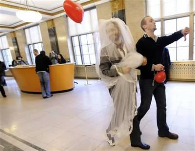 Gay couples protest at marriage bureaus across US