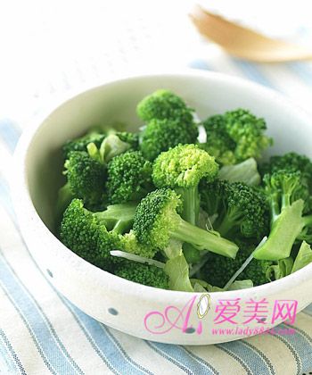 美味氧气减肥食谱:番茄菠菜披萨