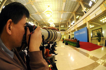 3月7日，十一届全国人大二次会议举行记者会，外交部部长杨洁篪答记者问。这是记者在拍摄采访。