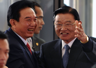 江丙坤欢迎陈云林一行抵台