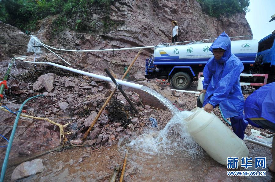 广西桂平部分受灾群众靠山泉水度日[1]