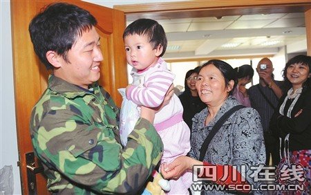 最美微笑战士再见灾区小宝贝 想认她作干女儿(图)