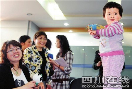 最美微笑战士再见灾区小宝贝 想认她作干女儿(图)