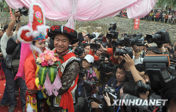 汶川地震一周年：北川20对重组家庭新人举行集体婚礼