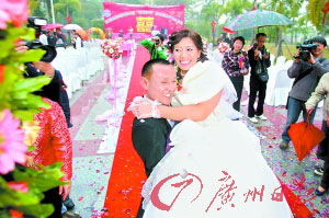 记者探访背妻男吴加芳震后一年的生活(图)