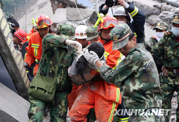 汶川地震一周年：不屈的生命之花快乐绽放[组图]