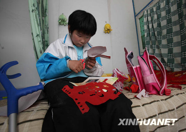 汶川地震一周年：不屈的生命之花快乐绽放[组图]