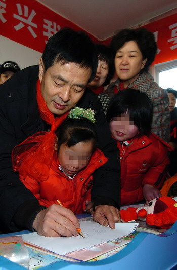 组图：“防艾大使”濮存昕看望艾滋病患者