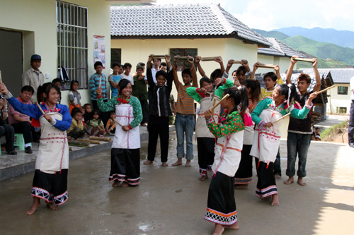莽人载歌载舞庆祝搬新家