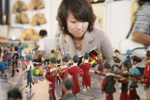 民博会上民间手工艺大师展绝活[图]