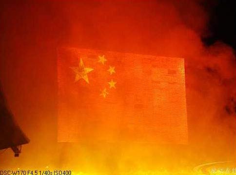 湖南浏阳制成世界最大焰火国旗(图)