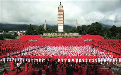 纪念新中国60华诞 万人红装唱国歌(图)
