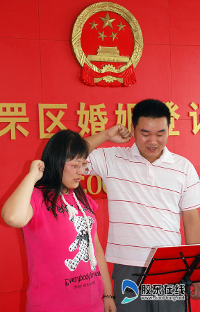结婚证几经“变脸” 见证共和国60年变迁[组图]