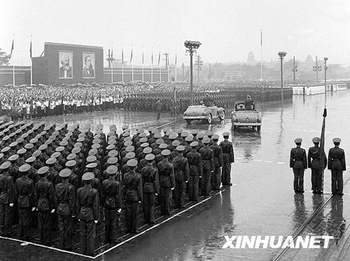 1956年：大雨滂沱振军容