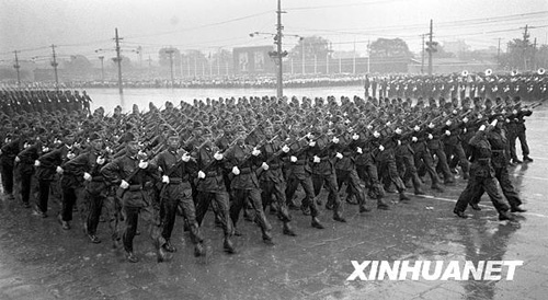 1956年：大雨滂沱振军容