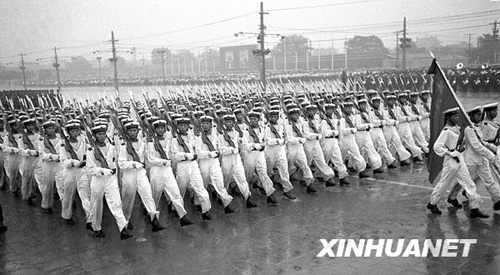 1956年：大雨滂沱振军容