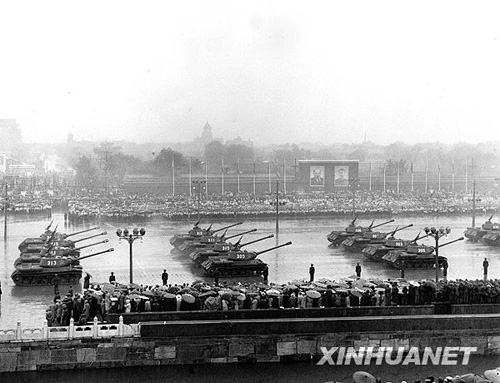 1956年：大雨滂沱振军容