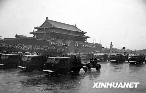 1956年：大雨滂沱振军容