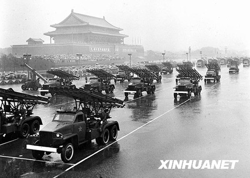 1956年：大雨滂沱振军容