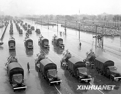 1956年：大雨滂沱振军容