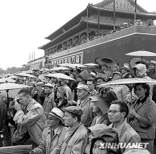 1956年：大雨滂沱振军容