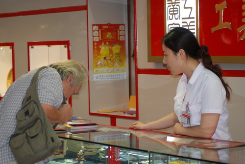 王府井售货员：微笑服务 就是最好的国庆礼物