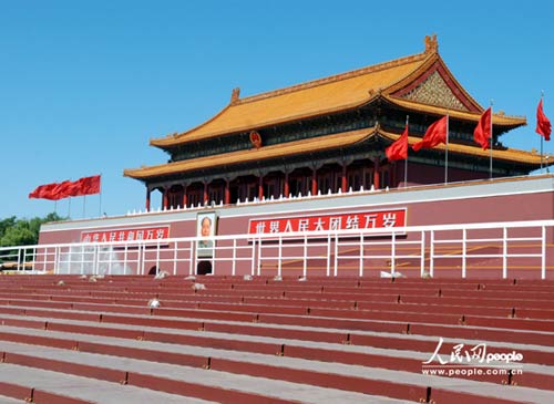 组图：国庆天安门临时观礼台搭建完毕