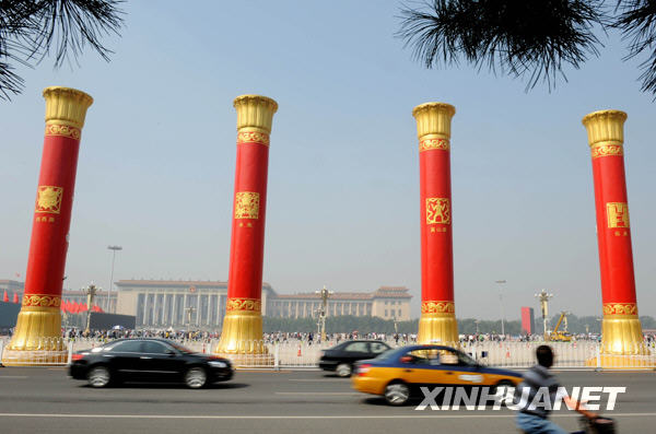 天安门广场立起“民族团结柱”[组图]