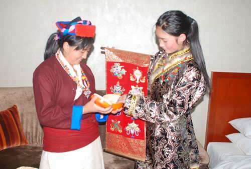 56个民族的青少年代表抵达北京将参加国庆庆典