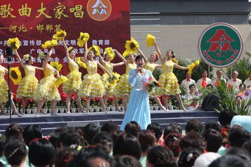 中央电视台《激情广场》“爱国歌曲大家唱”