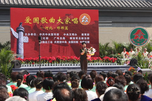 中央电视台《激情广场》“爱国歌曲大家唱”