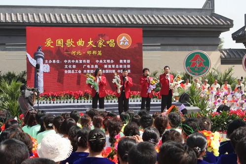 中央电视台《激情广场》“爱国歌曲大家唱”