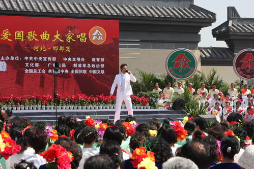 中央电视台《激情广场》“爱国歌曲大家唱”
