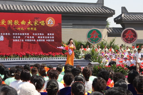 中央电视台《激情广场》“爱国歌曲大家唱”
