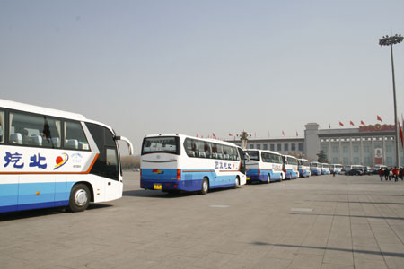 威武的龙威车队将为两会代表提供舒适