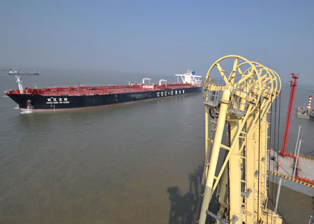 天津港首次成功接卸30万吨级满载原油船舶