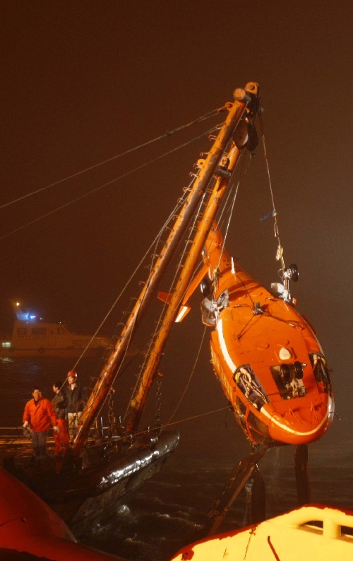 雪龙号失事直升机机骸被打捞出水