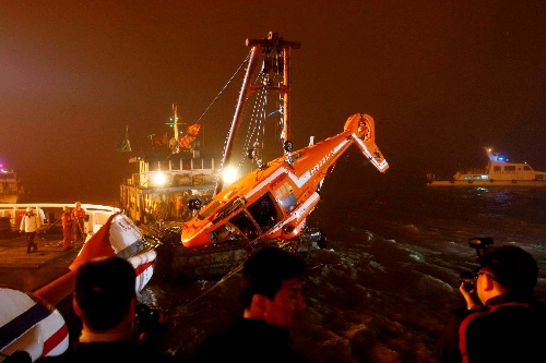 雪龙号失事直升机机骸被打捞出水