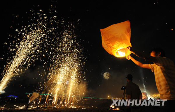 千年泼水节 吉祥沐天下[组图]