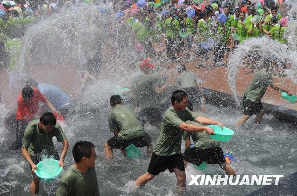 千年泼水节 吉祥沐天下[组图]