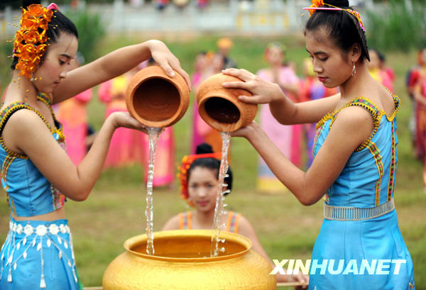 千年泼水节 吉祥沐天下[组图]