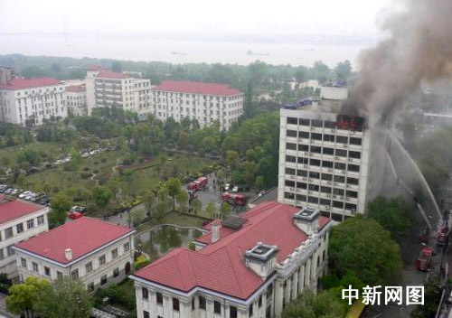 武汉市政府大楼今日上午着火 大火现已被扑灭