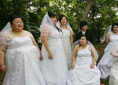 9名重量级胖妹举行集体订婚仪式