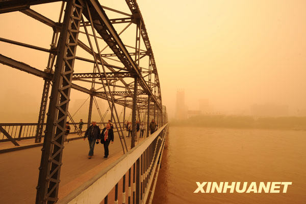 我国多个地区遭遇大风沙尘天气[组图]