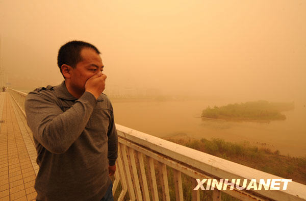 我国多个地区遭遇大风沙尘天气[组图]