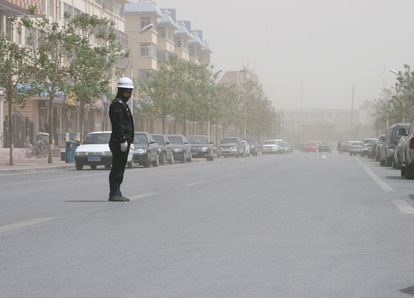 我国多个地区遭遇大风沙尘天气[组图]