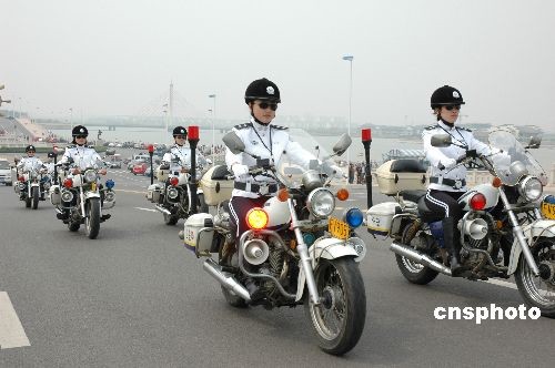 山东首支女子骑警队成立[组图]