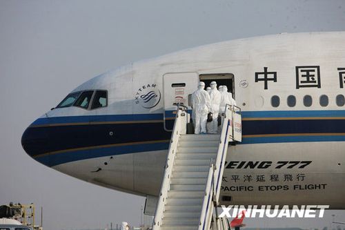 98名滞留墨西哥中国旅客乘包机抵达上海(图)