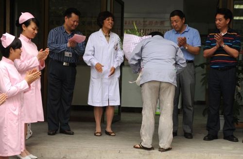 内地首例甲型流感患者出院 向被隔离者道歉